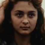 Zora la rousse explore le communisme à travers une initiative éducative en France.
