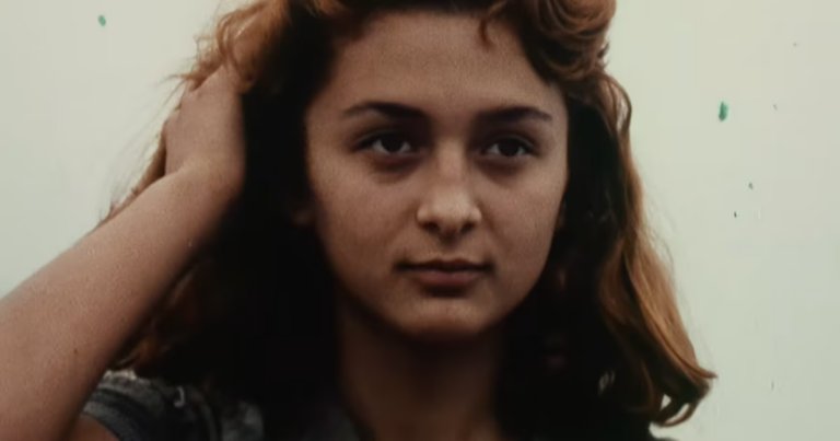 Zora la rousse explore le communisme à travers une initiative éducative en France.