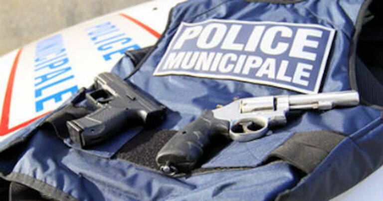 La présomption de légitime défense des policiers municipaux remise en question en France.