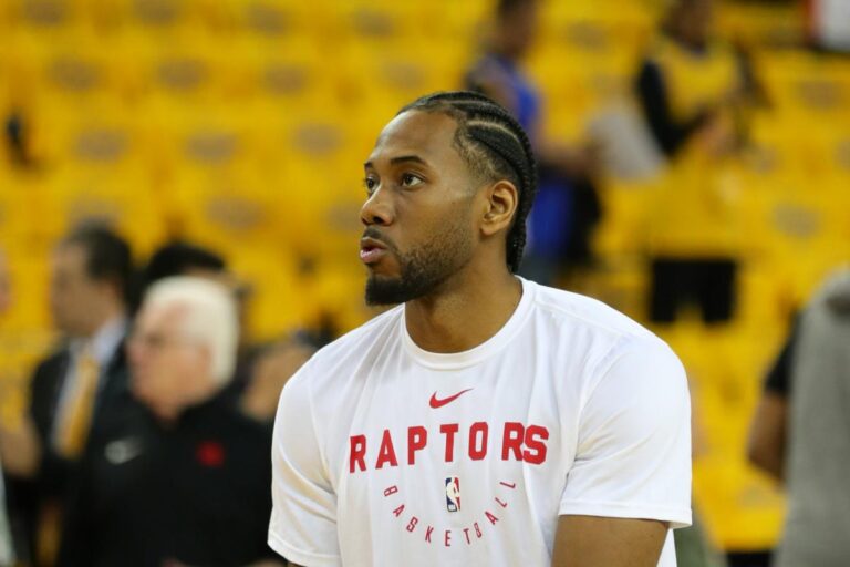 Transfert de Kawhi Leonard vers les Raptors bloqué par la NBA pour des raisons réglementaires.