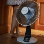Canicule : Une femme gère la chaleur à la maison pendant que son conjoint dort.
