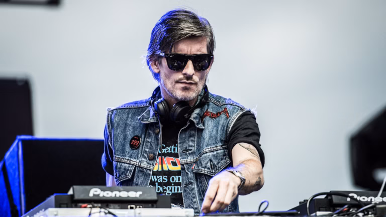 Mort de Kavinsky, DJ français connu pour le tube « Nightcall », choque le milieu musical.