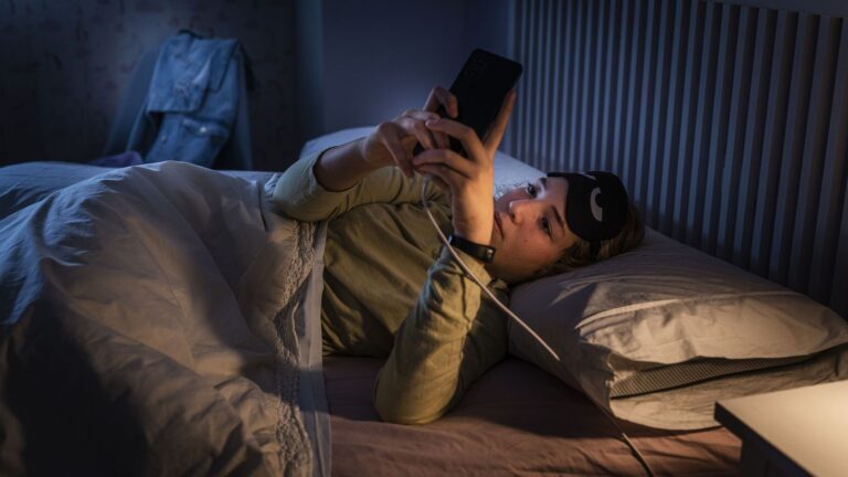 Couvre-feu numérique pour les 16-17 ans : nouvelles restrictions sur les réseaux sociaux au Royaume-Uni.