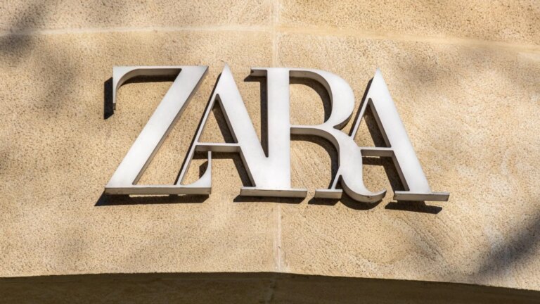 Zara présente une robe estivale adaptée aux soirées et aux mariages, mettant en valeur la silhouette.