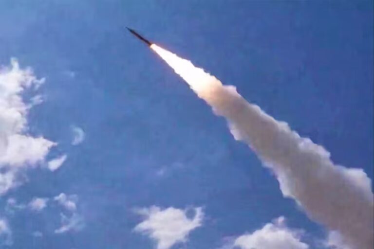 Dixième nuit de frappes américaines sur des cibles en Iran, tensions militaires accrues.