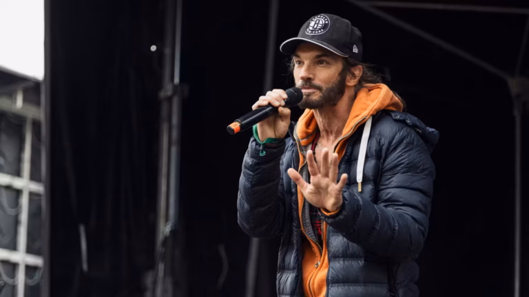 Frah de Shaka Ponk exprime ses regrets sur son duo avec Bertrand Cantat, jugé déplacé.