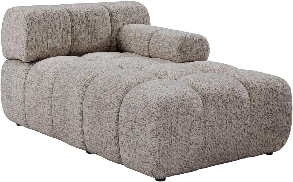 Vente-unique propose une méridienne droite en tissu chiné taupe avec accoudoir.
