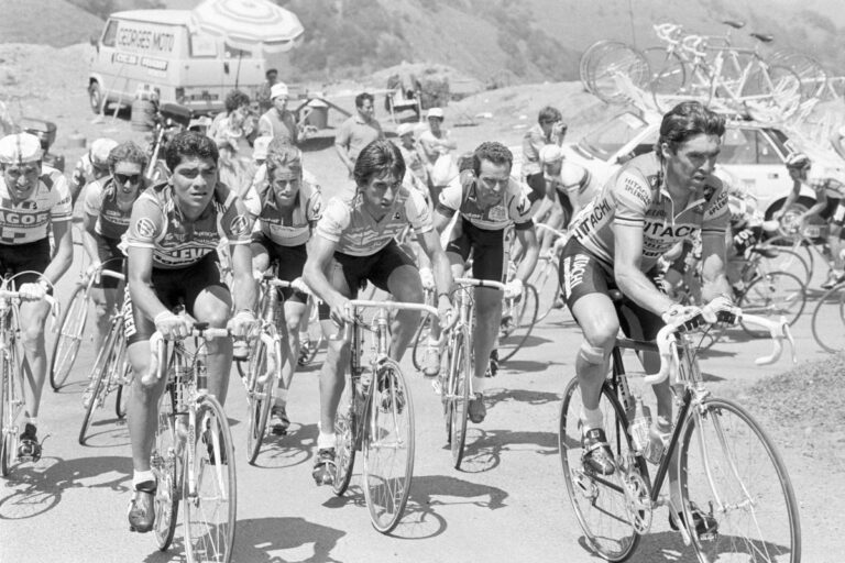Raul Alcala représente le Mexique lors du Tour de France, marquant une étape significative.