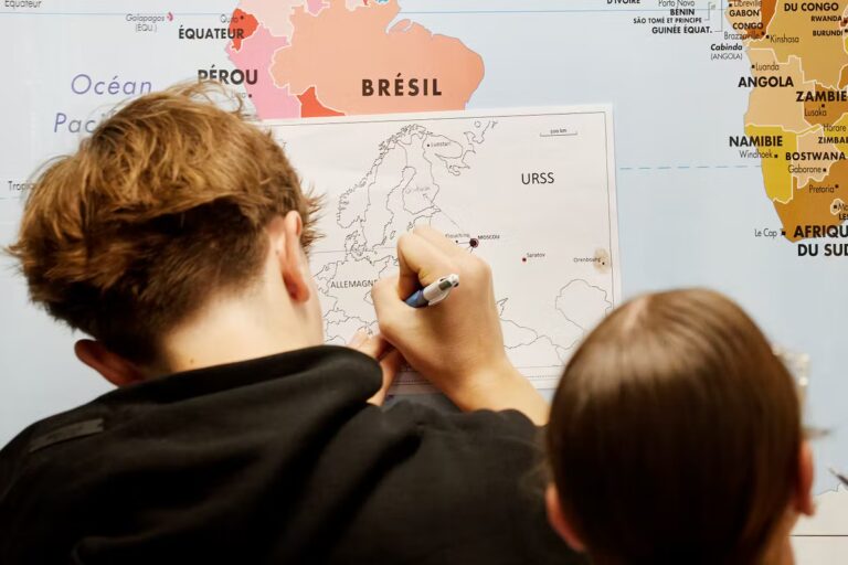 Écoles et lycées : des élèves choisissent de terminer leur travail durant la récréation.