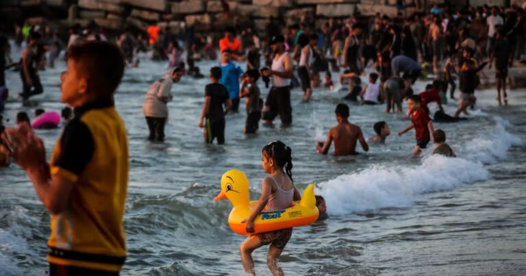 Des cours de natation à Gaza pour échapper aux conséquences de la guerre.