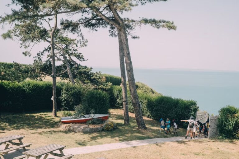 Déclin des colonies de vacances en France : la classe moyenne se désengage.