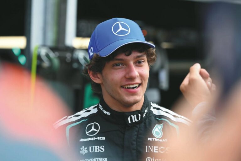 Kimi Antonelli remporte le sprint au Grand Prix de Grande-Bretagne, évoque ses duels avec Hamilton.