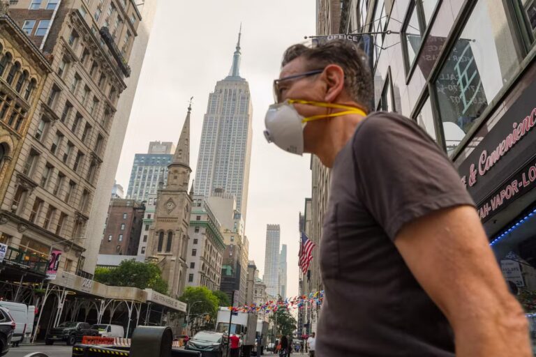 New York confrontée à un épais brouillard de fumée avant la finale de la Coupe du Monde