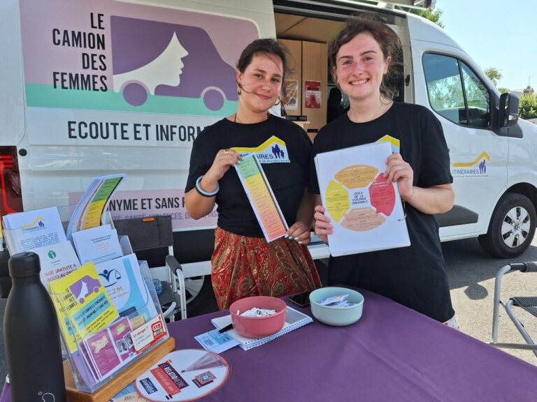 Le Camion des Femmes se rend dans les zones rurales pour écouter les besoins des habitants.