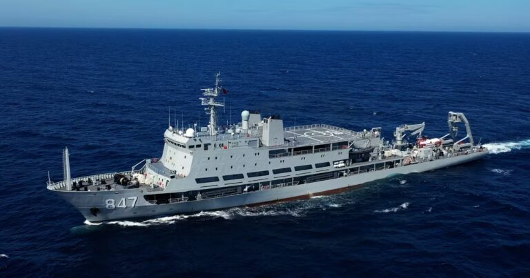 Pékin réalise des tirs d’exercice dans les eaux japonaises, provoquant des tensions avec Tokyo.