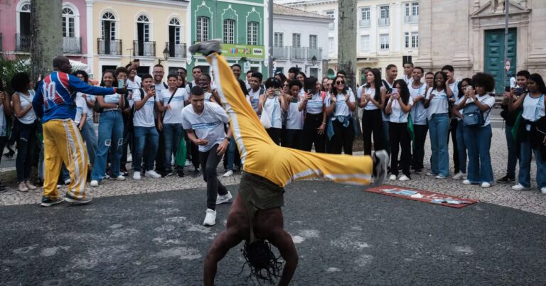 Salvador de Bahia, reconnue comme la capitale afro du Brésil, célèbre son patrimoine culturel.