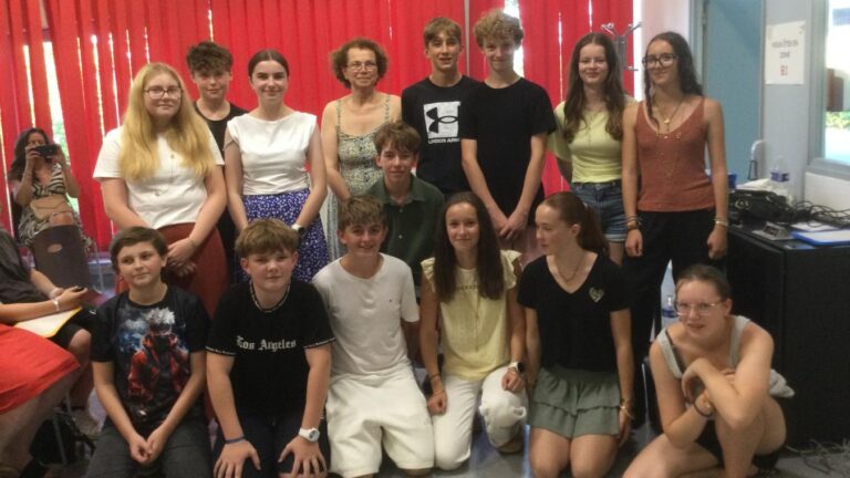 Primés au Panthéon, les élèves du collège Lamartine présentent leurs travaux sur la désinformation.