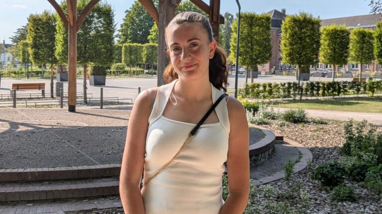 Justine, 18 ans, obtient son permis après 70 heures de bénévolat à la ville.