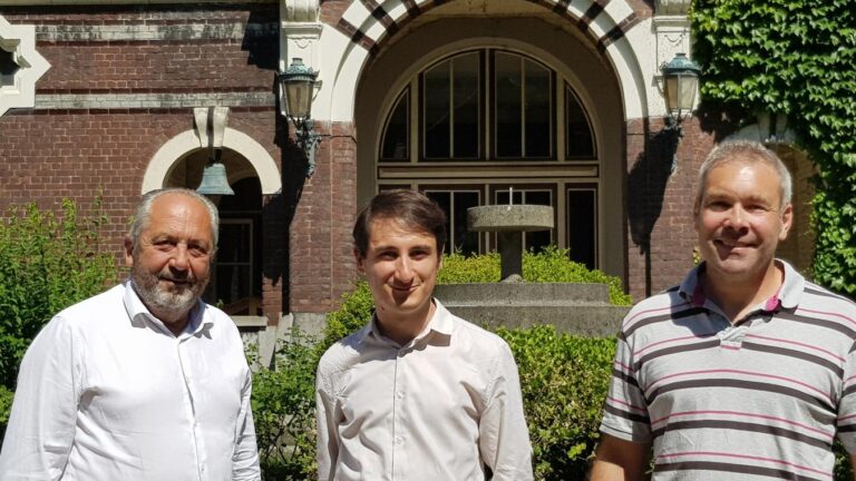 Des anciens du lycée Saint-Rémi à Roubaix partagent leur parcours avec des lycéens.