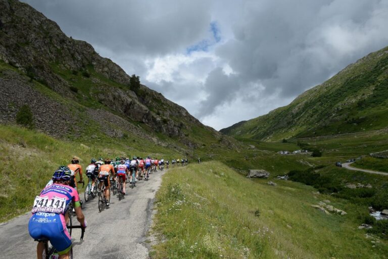 Absence de spectateurs au col de Sarenne lors du dernier col du Tour de France.