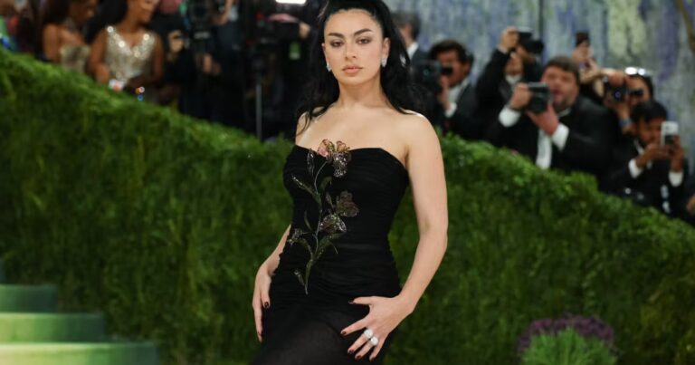 Charli XCX adopte un style rock, marquant un tournant après le « Brat summer » dans la musique.
