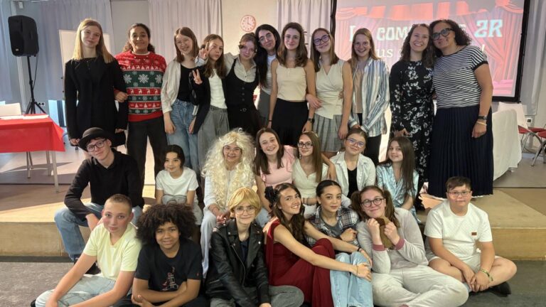 Le club théâtre du collège Théodore-Monod d’Aniche remporte le concours « Yes We Code » avec des robots pompiers.