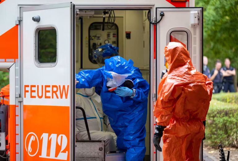 Un Américain atteint d’Ebola reçoit des soins médicaux dans un hôpital en Allemagne.