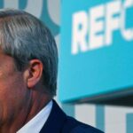 Nigel Farage démissionne de son poste après des accusations sur ses finances personnelles.