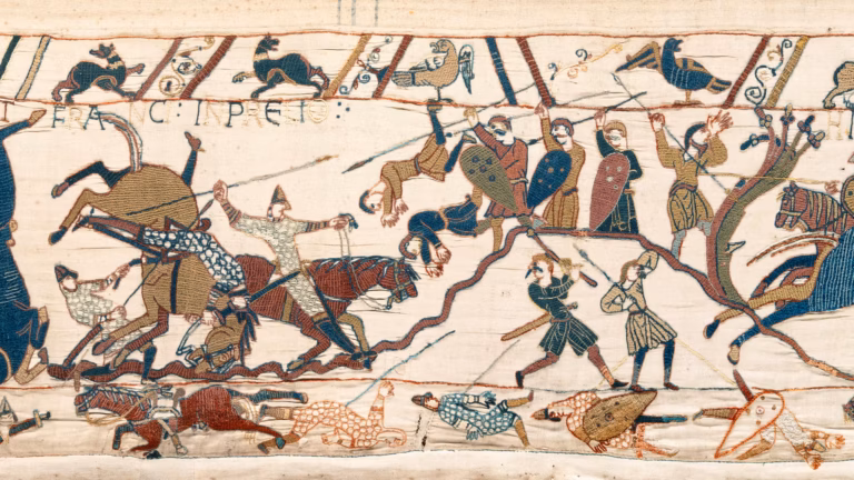 La tapisserie de Bayeux, prêtée par la France, arrive à Londres par un transport inédit.