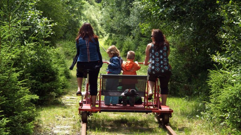 Quatre activités familiales recommandées pour les vacances scolaires en France