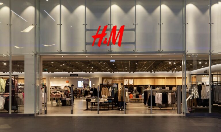 H&M lance un sac cabas pratique pour la plage, remplaçant les sacs Uniqlo.
