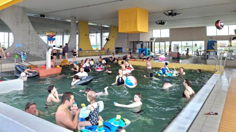 La piscine des Weppes propose des jeux gonflables et des stages de natation pour l’été.