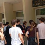 Affichage des résultats du bac : un rituel clé pour les lycéens d&rsquo;Arras.