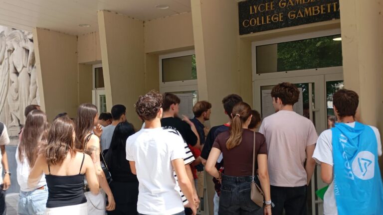 Affichage des résultats du bac : un rituel clé pour les lycéens d’Arras.