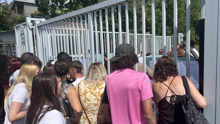 Résultats du bac : élèves du lycée André-Lurçat de Maubeuge expriment leurs émotions.