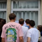 Élèves de Saint-Omer partagent leurs résultats de bac à l&rsquo;entrée de leur lycée.