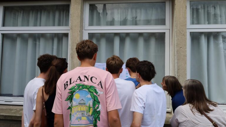 Élèves de Saint-Omer partagent leurs résultats de bac à l’entrée de leur lycée.