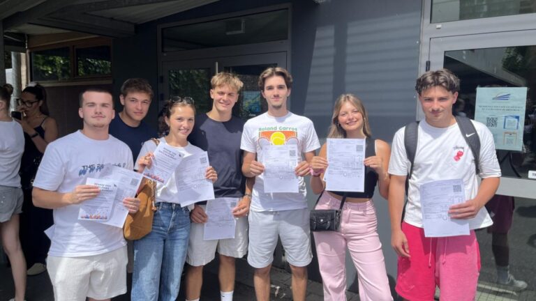 Affichage des résultats du Bac à Béthune : réactions des élèves et des parents.