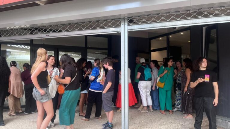 Résultats d’examen : les lycéens du lycée Queneau découvrent leurs notes avec satisfaction.