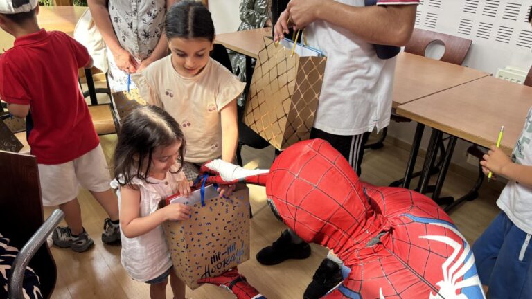 Dunkerque : 33 enfants reçoivent des fournitures scolaires gratuites pour la rentrée.