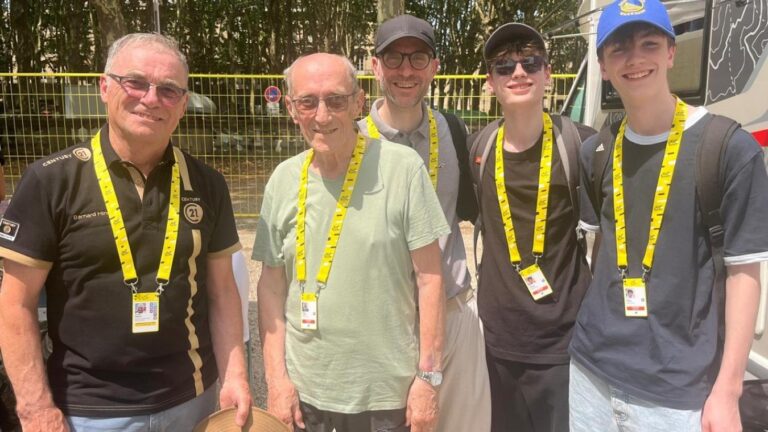 Un Neuvillois rencontre Bernard Hinault grâce à l’initiative de ses petits-fils.