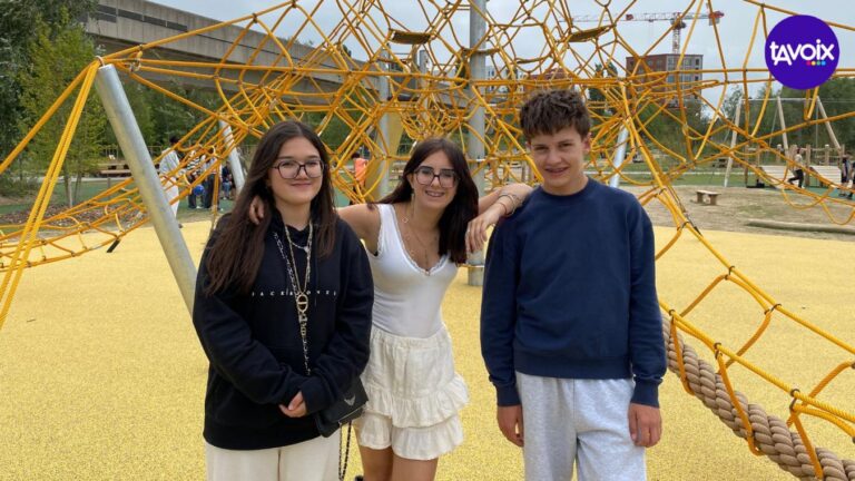 Des adolescents testent le parc Saint-Sauveur à Lille : une activité familiale appréciée.