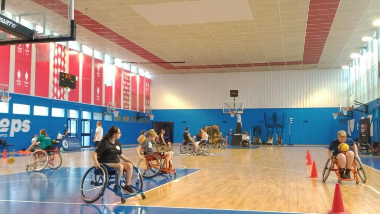 Stage régional pour jeunes sportifs handicapés en France visant à développer leurs compétences.