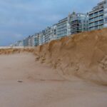 Incendie dans les dunes de la côte belge, tram interrompu en raison des fumées.