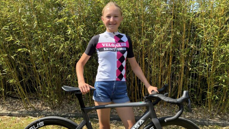 Léonie, 12 ans, remporte un titre de championne de cyclisme en France.
