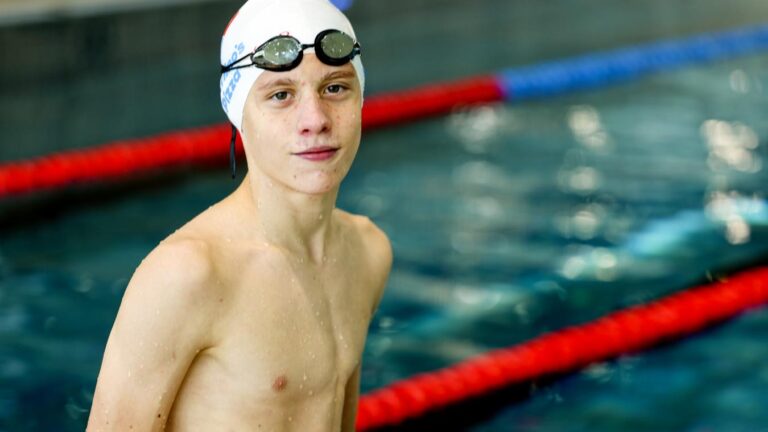 Nolan, 14 ans, surmonte deux ans de harcèlement et atteint les France juniors de natation.
