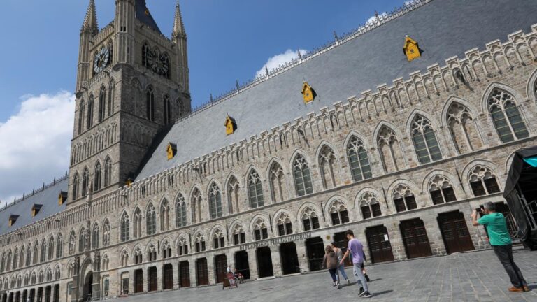 Ypres : les Halles, vestiges de la guerre, témoignent de l’histoire locale.