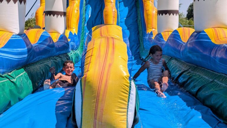 Audo’Land et ses jeux gonflables attirent des visiteurs de Saint-Omer et de la métropole lilloise.