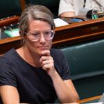 La Commission européenne critique la ministre de l&rsquo;Asile pour non-application des décisions de justice.