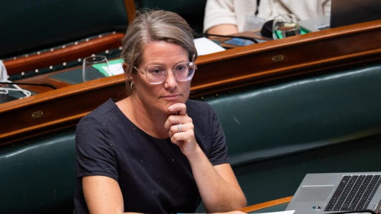 La Commission européenne critique la ministre de l’Asile pour non-application des décisions de justice.